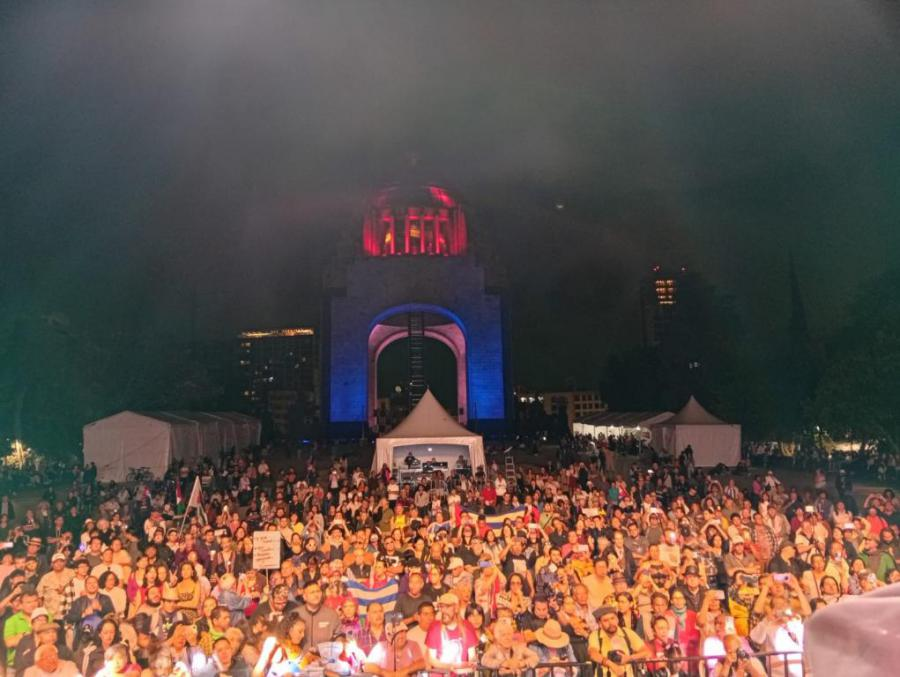 Ciudad de México, 19 de abril de 2026.– Con una amplia participación popular se desarrolló el “Maratón Cultural Antifascista”, convocado por la Liga Cultural Antifascista bajo el lema “Todas y todos por Cuba”, en el Monumento a la Revolución. El evento reunió a organizaciones sociales, fuerzas políticas, cubanos residentes, artistas y público en general en una jornada de solidaridad internacionalista.