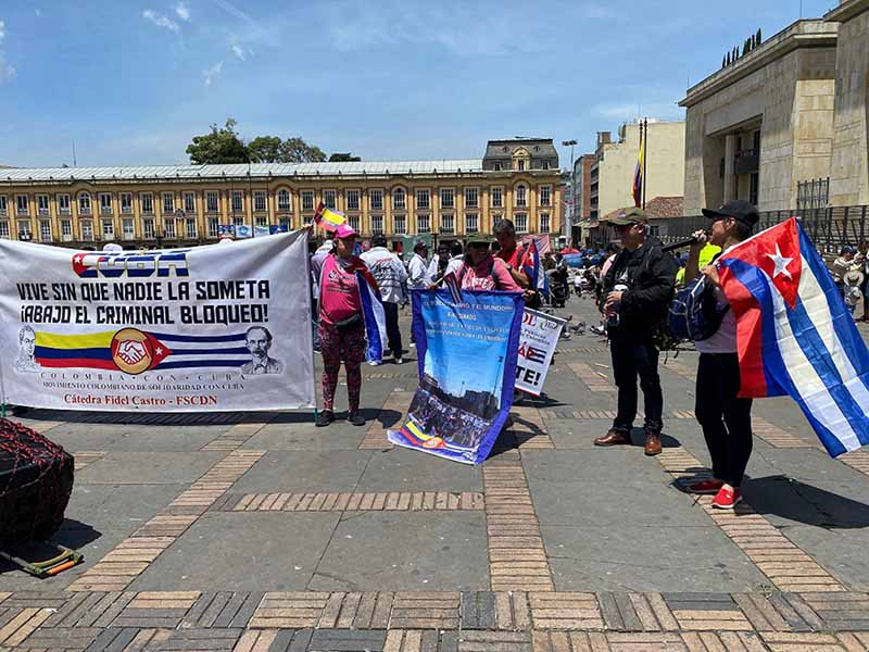 Bogotá, 1 mar (Prensa Latina) Integrantes del Movimiento Colombiano de Solidaridad con Cuba (MCSC) marcharon hoy en esta capital para exigir el cese del bloqueo económico, financiero y comercial que desde hace más de 60 años le impone Estados Unidos a la isla.