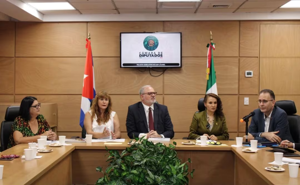 Grupo de Hermandad México Cuba de la Cámara de Diputados, integrado por legisladores de Morena, recibió a una delegación cubana este miércoles 27 de mayo de 2026. Fuente: El Universal