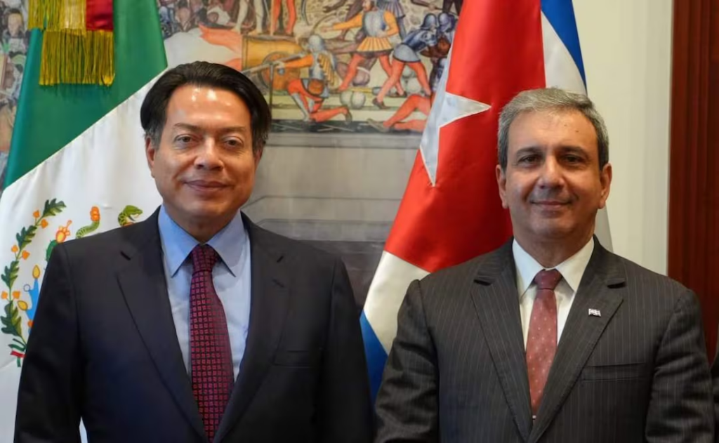 Mario Delgado con Walter Baluja García, Ministro de Educación Superior de Cuba. Foto: El Universal